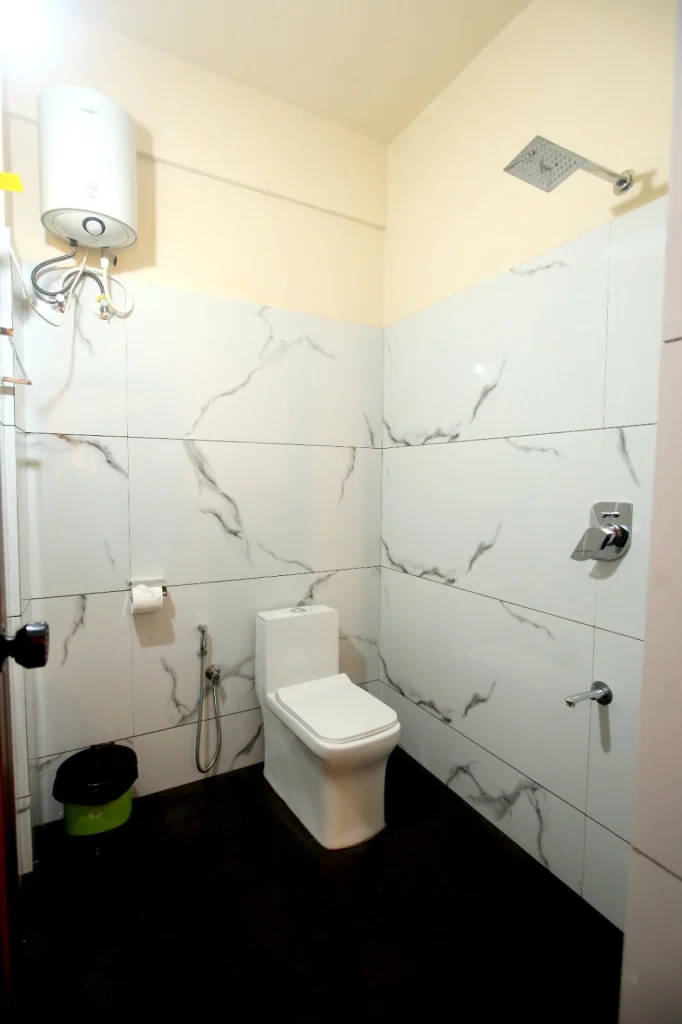 Bathroom with a walk-in shower and marble-effect tiles