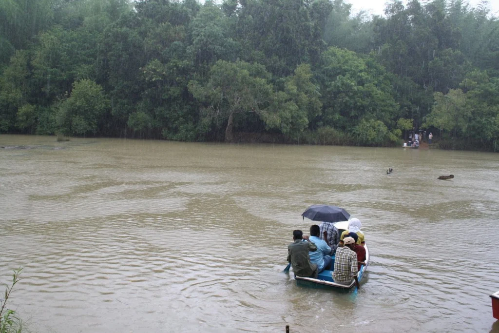 Bairakuppa village and thoni ride