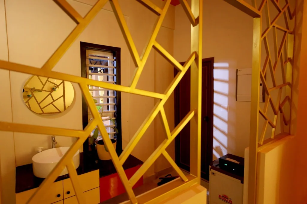 Decorative partition beside the wash basin